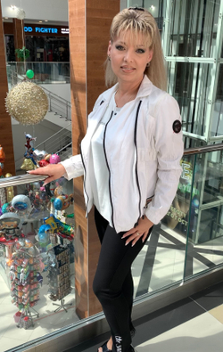 Белая короткая куртка с черной молнией