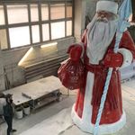 гигантская фигура Деда Мороза