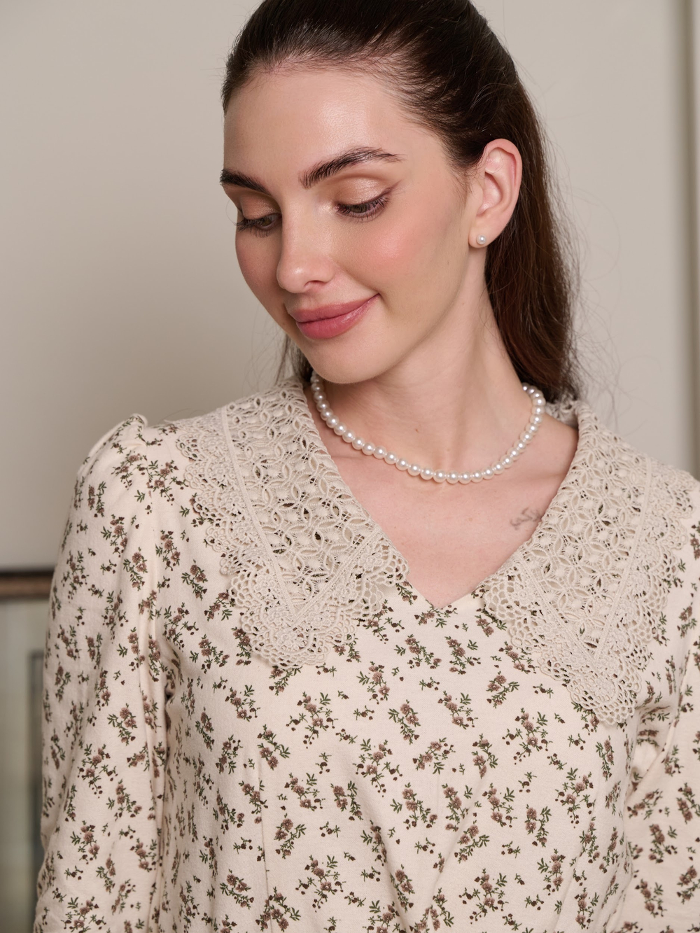 Платье с кружевным воротником