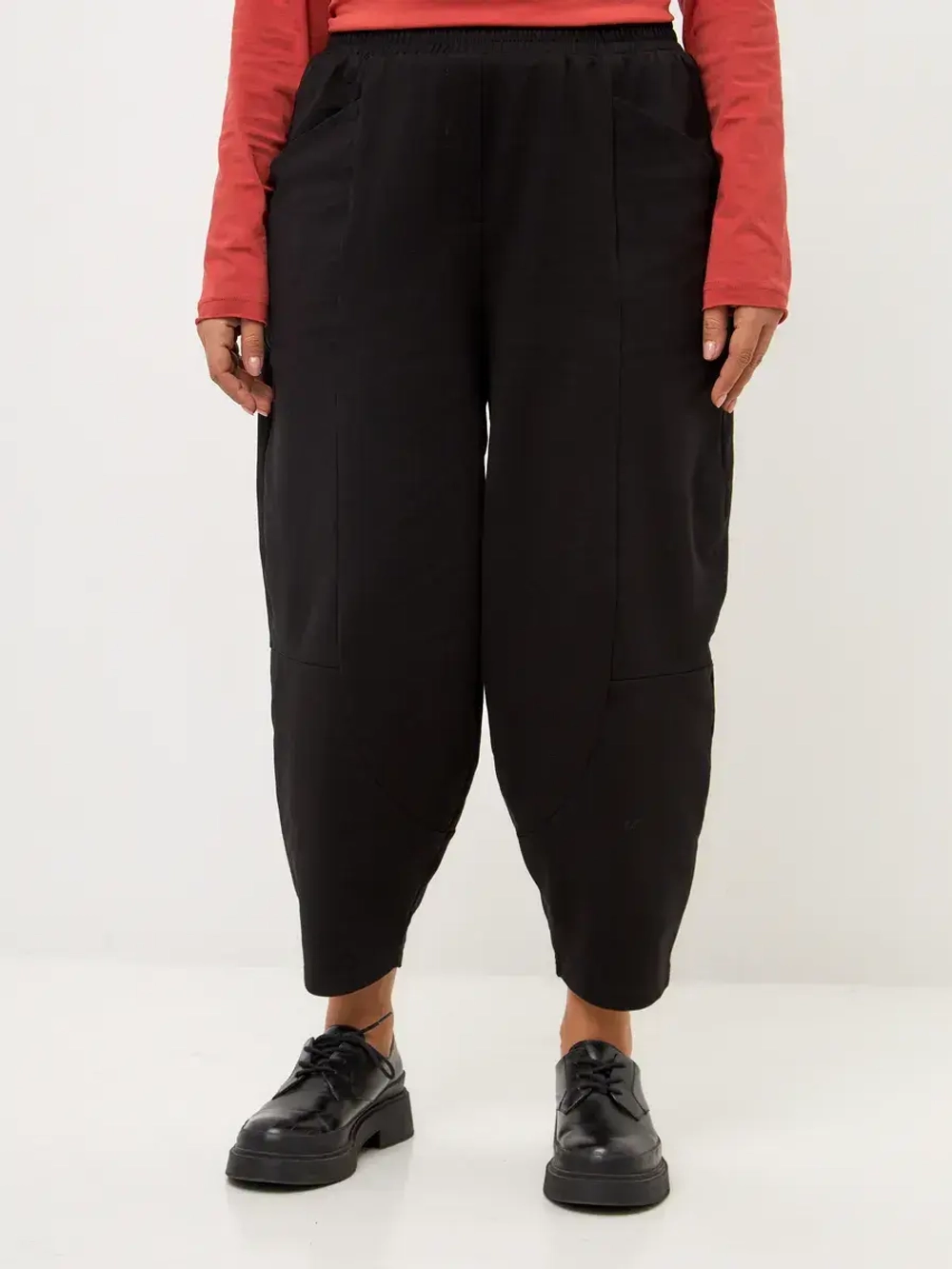 Брюки бананы трикотажные с декоративными швами