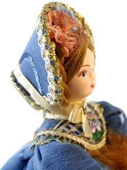 Кукла фарфоровая Барышня в капоре и шубке 19 века