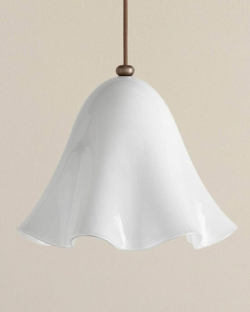 Эти подвесные светильники выполнены из гладкого, глянцевого стекла и имеют мягкую, волнообразную форму, напоминающую расплавленную ткань.