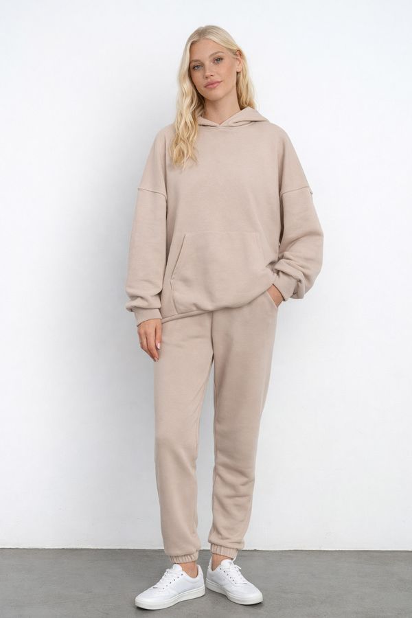 Свободные джоггеры без начеса из премиум футера серо-бежевого цвета