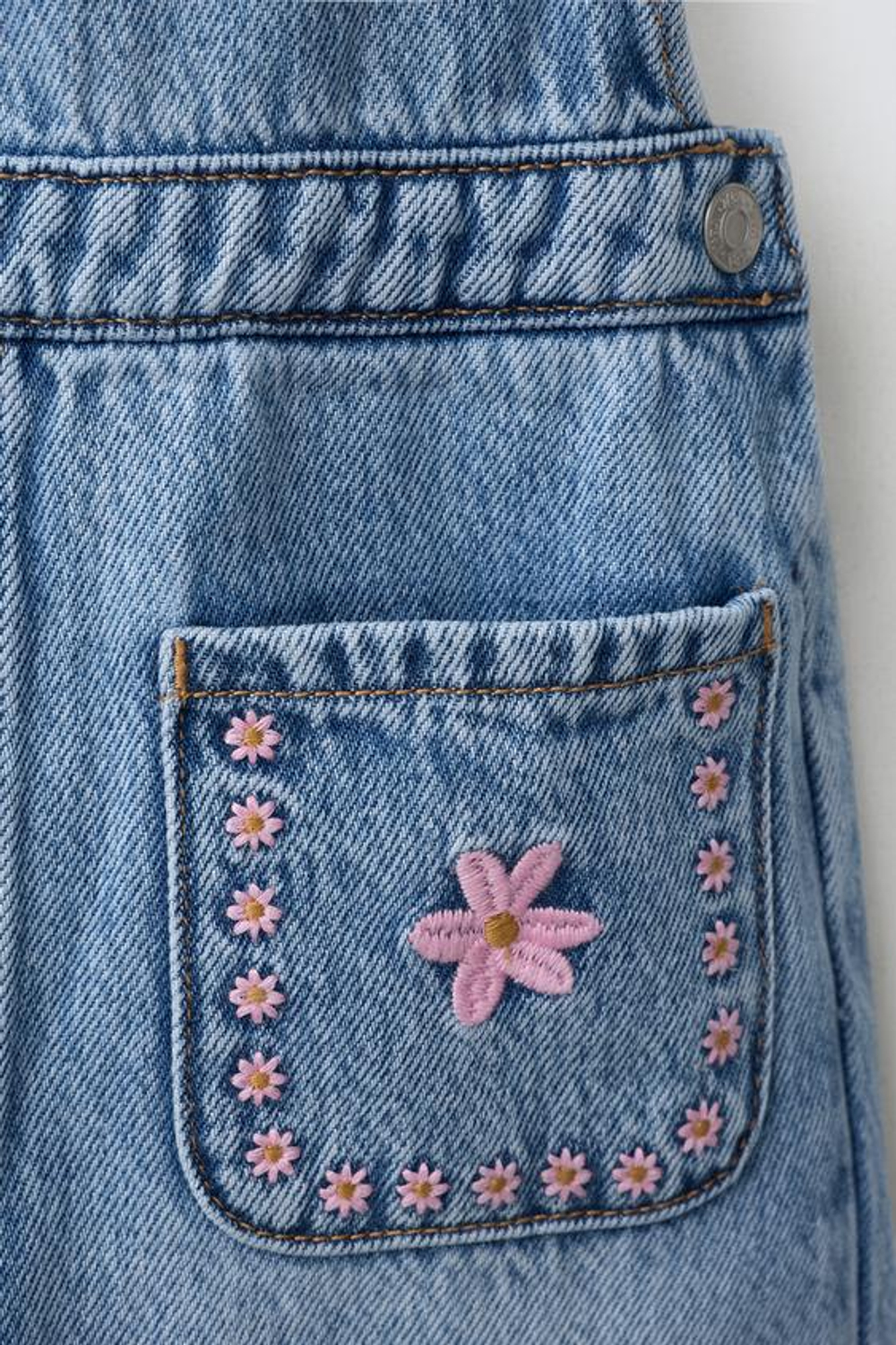 ZARA ДЖИНСОВЫЙ КОМБИНЕЗОН С ВЫШИВКОЙ, СИНИЙ