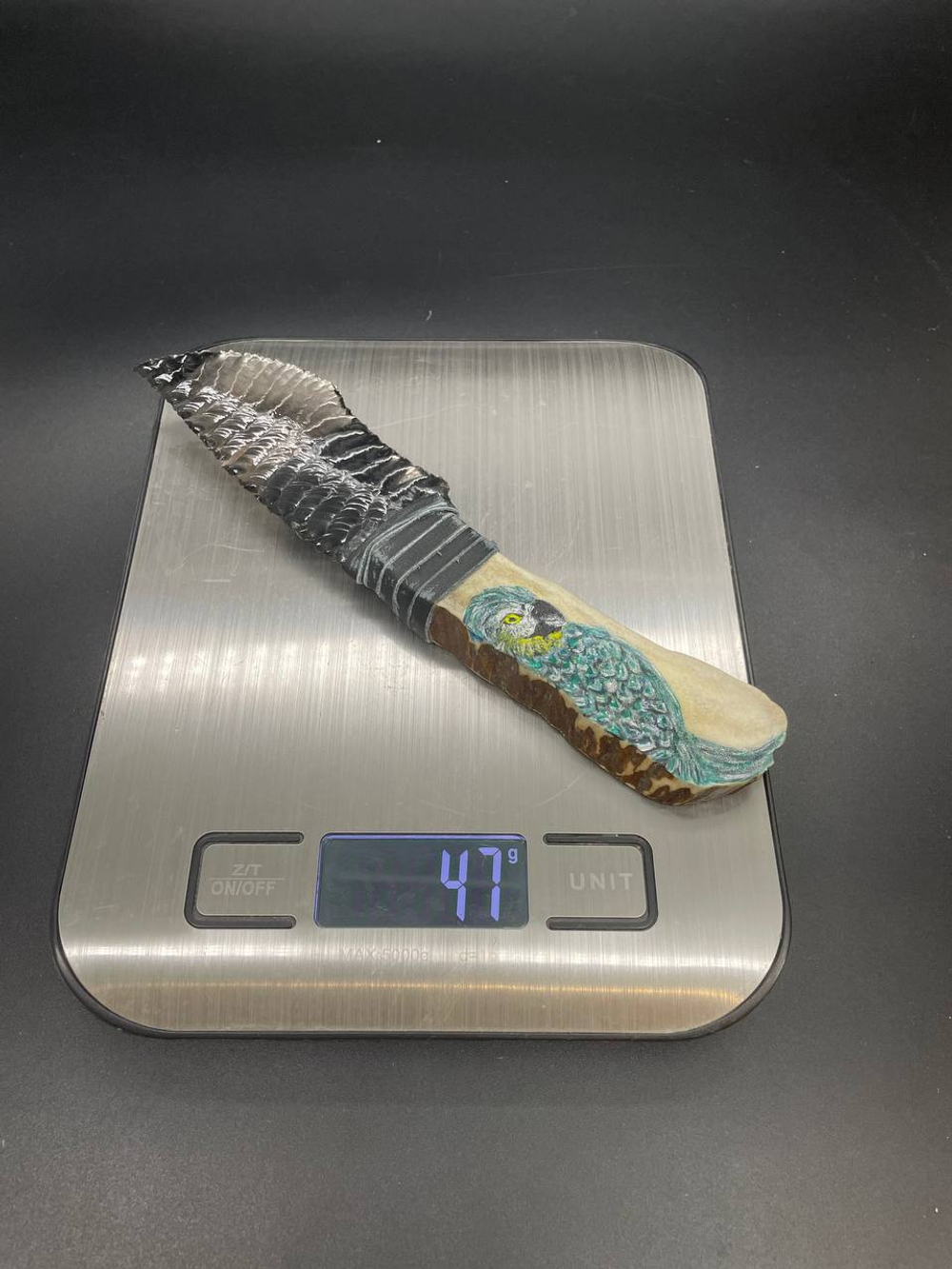 Обсидиановый нож с рукояткой из рога оленя с рисунком попугая 17 см