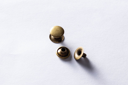 Односторонние хольнитены 9х6 мм, состаренная латунь