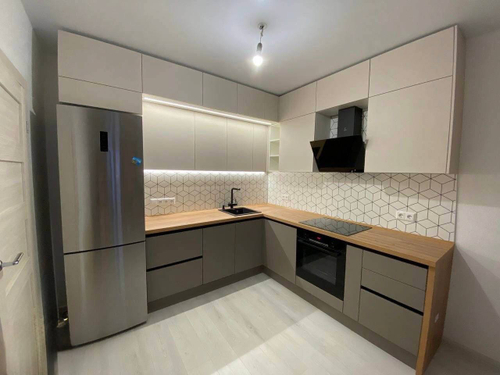 Угловая кухня с профилем Gola