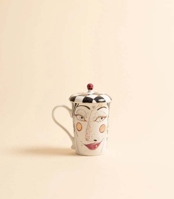 Кружка с розовой крышкой — Дама с розовыми губами и усатый мужчина | Айшат Гасанова