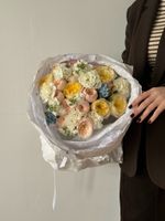 Букет из кустовых пионовидных роз, оксипеталума, лизиантуса и диантусов