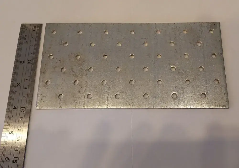 Пластина перфорированная 3мм. крепежная из оцинковки