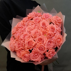 Букет из 11 коралловых кустовых роз