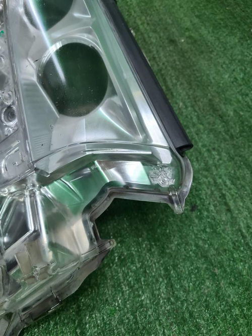 Стекло фары правое Toyota Land Cruiser 200 (15-21)