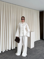 Костюм в азиатском стиле с прямыми брюками и разрезами по бокам