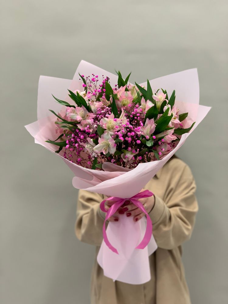 Букет цветов Альстромерии с розовой гипсофилой