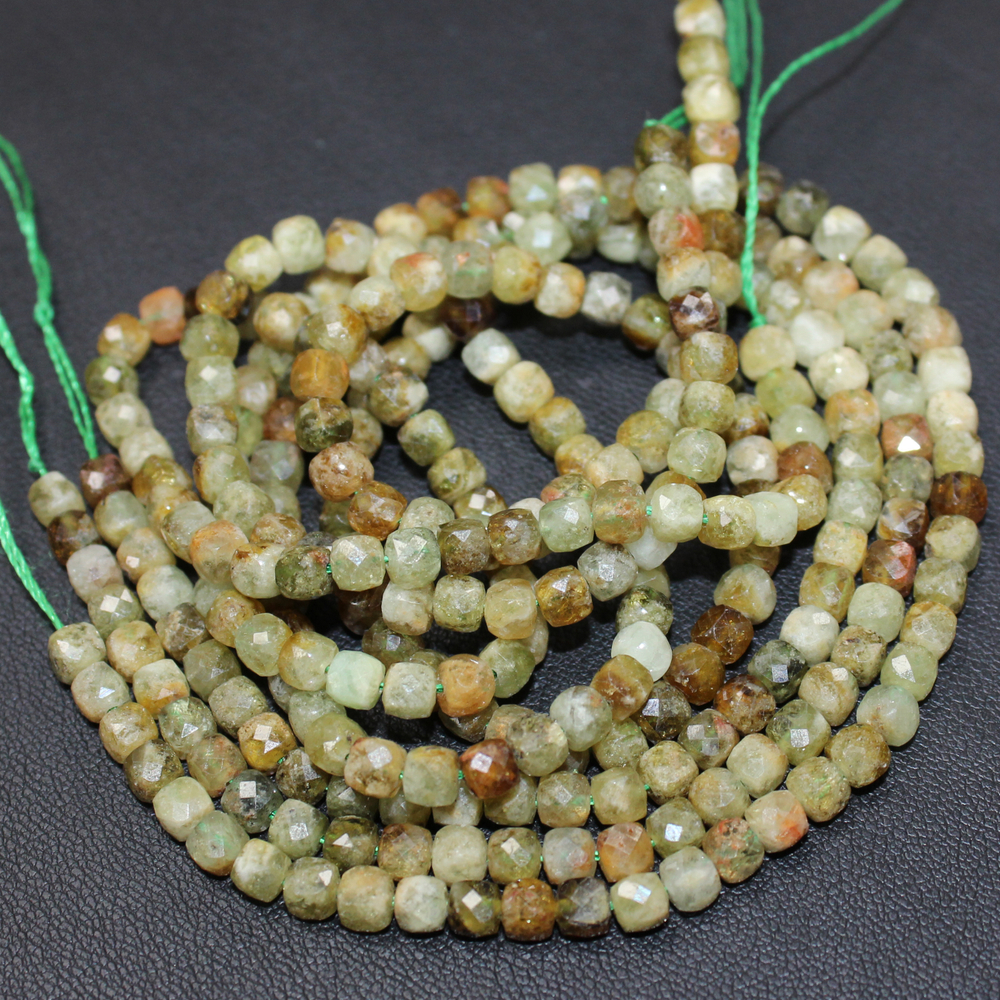 Гранат зеленый куб юв 4мм