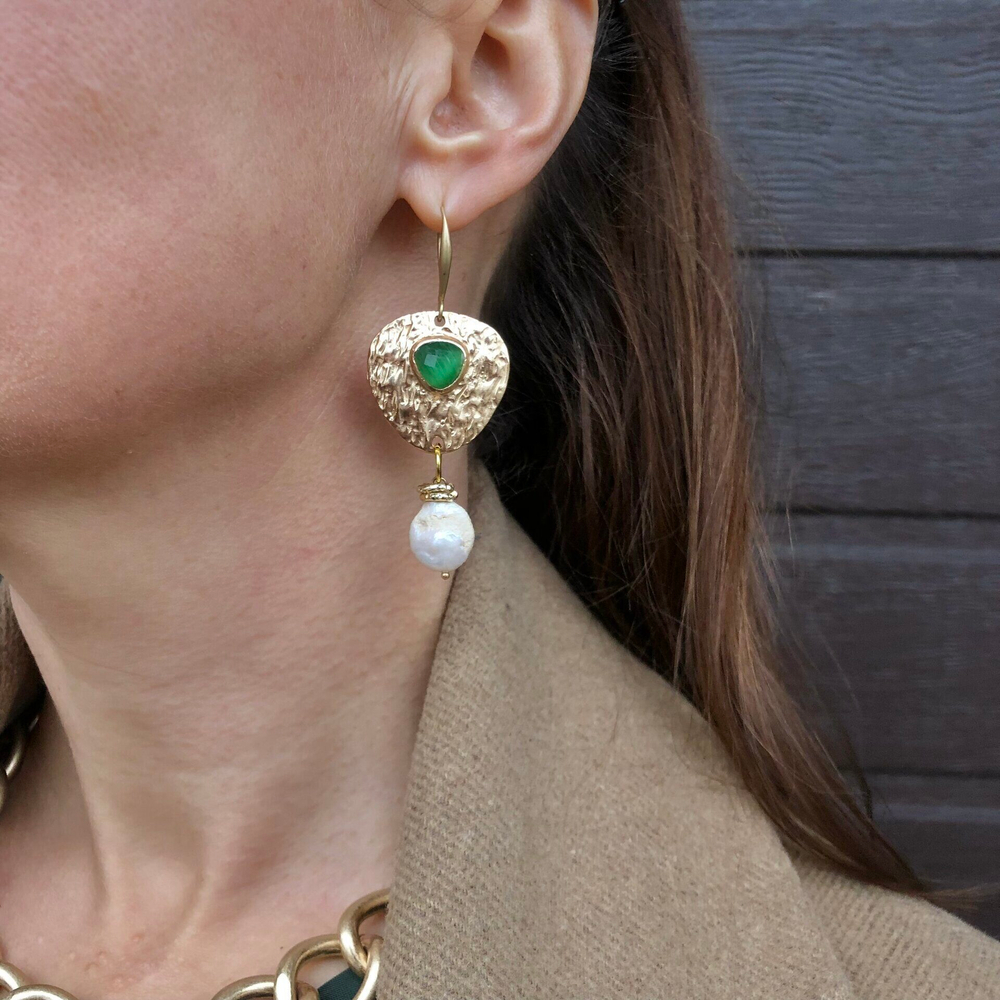 Серьги с элементами винтажа треугольник с зеленым кристаллом с жемчужиной, Италия