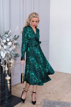 Платье на запах в изумрудном цвете