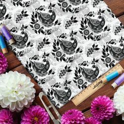 Ткань лён чёрные голуби и черника на белом фоне