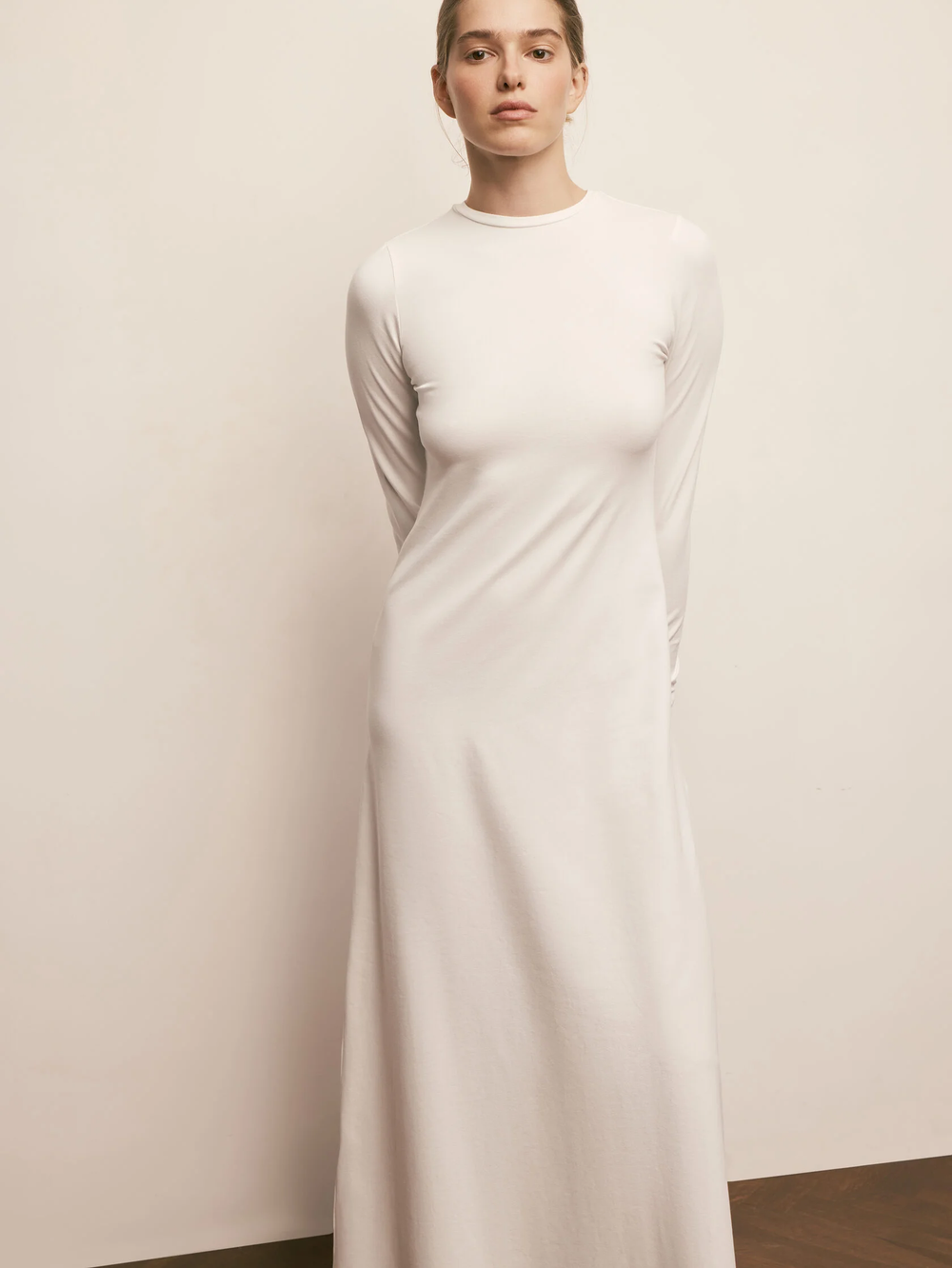 Минималистичное белое длинное платье с длинным рукавом Pure Elegance