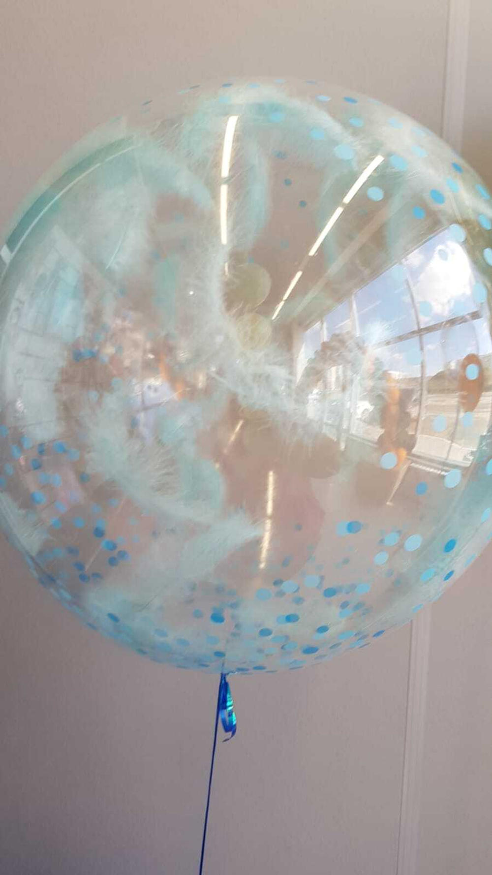 Шар Deco Bubble с голубым конфетти и перьями 20" (51 см)