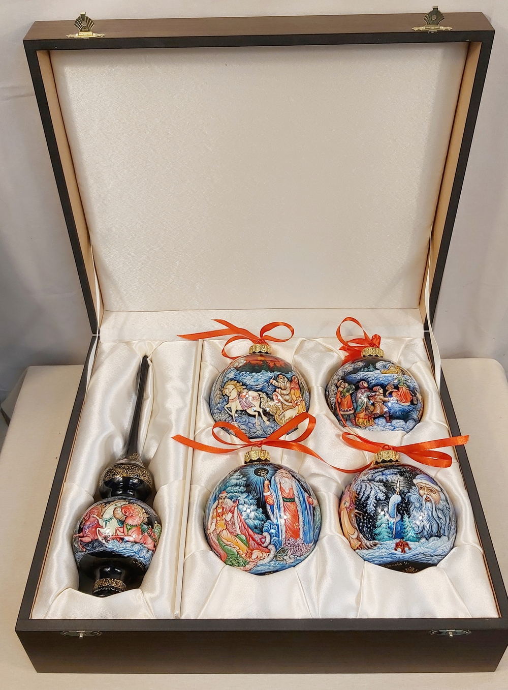 Сувенирный набор №2 из 4-х новогодних шаров и наконечника с ручной росписью Палех