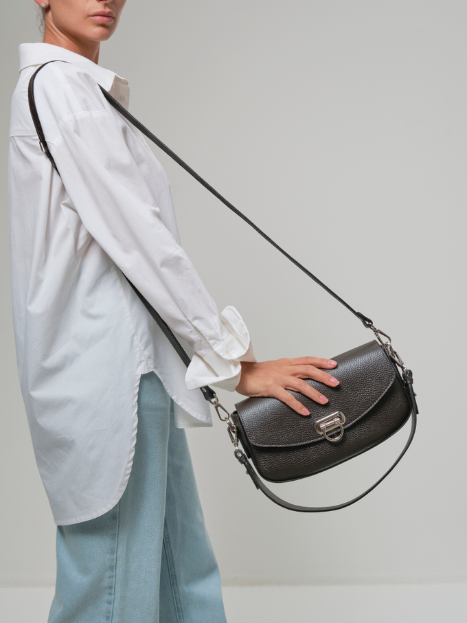 Сумка кожаная на плечо багет темно-коричневая