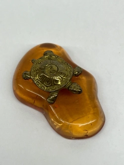 Бронзовая статуэтка на янтаре