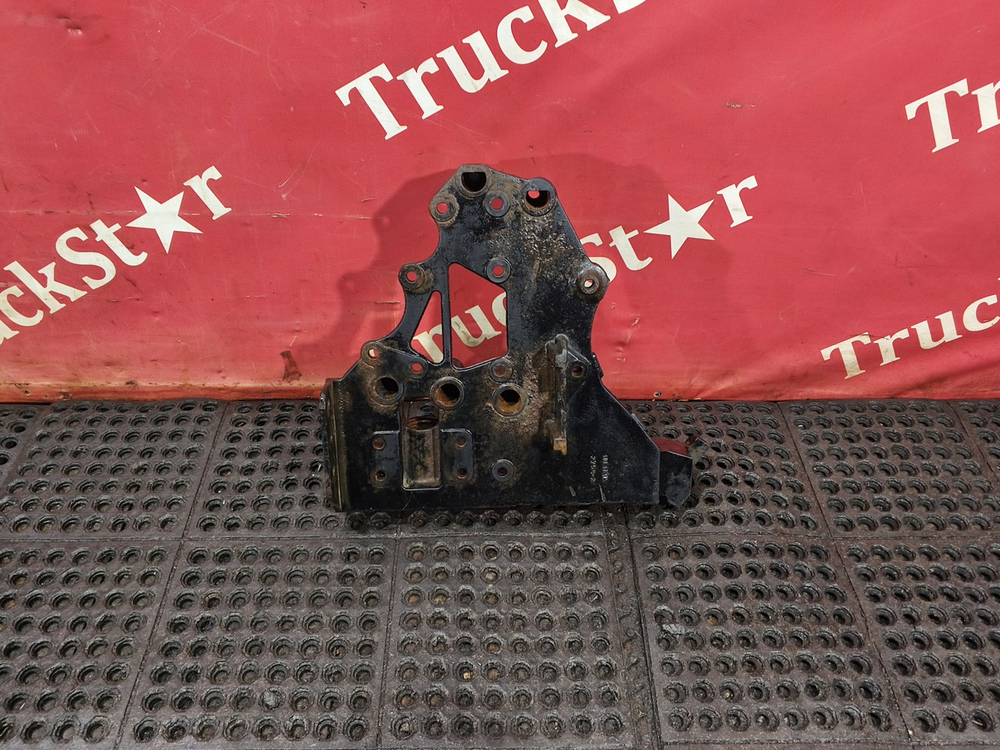 Кронштейн буксировочный левый