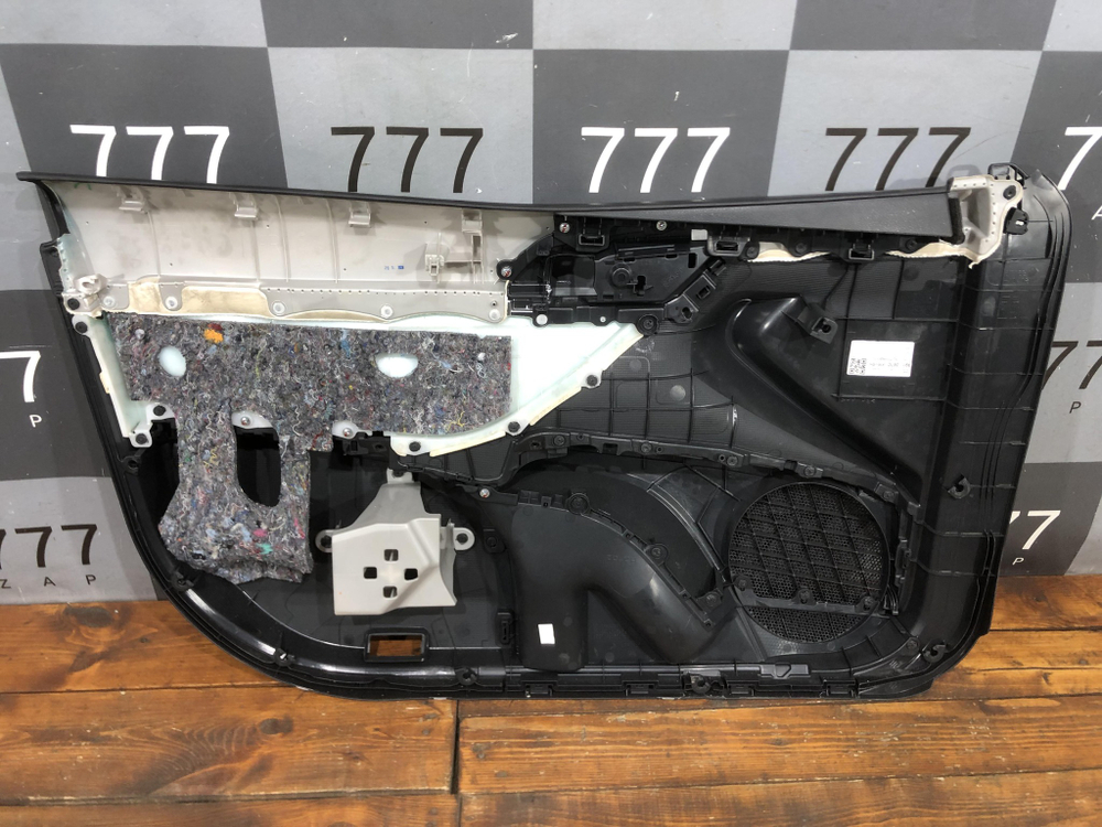 Обшивка двери передней правой Camry (XV70) 20-нв Б/У Оригинал 6761006R00C8