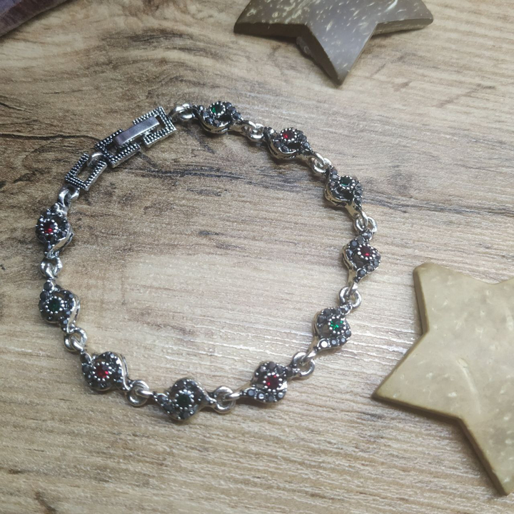 Браслет Voque 2 завитка стразы графитовые зеленые красные металл серебристый