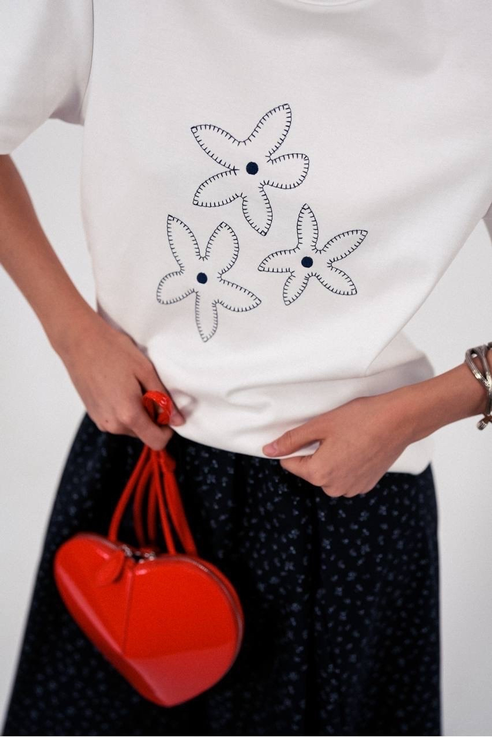 Футболка с вышивкой на груди