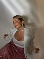 Брошь с белыми перьями