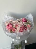 Букет из кустовых пионовивидных роз, хризантемы, диантусов и ромашки