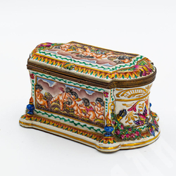 Фарфоровая шкатулка. Путти. Фарфор, ручная роспись. Италия, Каподимонте (Capodimonte), к. XIX в.