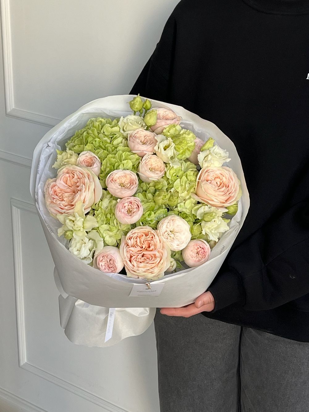 Букет сборный из гортензии, кустовых пионовидных роз, лизиантуса и одноголовых роз