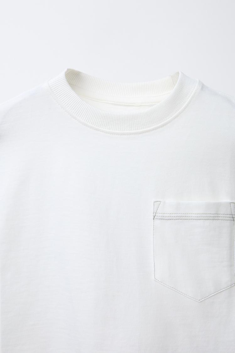 ZARA ФУТБОЛКА С ДЕКОРАТИВНОЙ СТРОЧКОЙ И КАРМАНОМ, БЕЛЫЙ