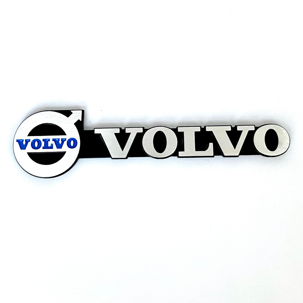 Наклейка Volvo с лого длинная объемная (шильдик Вольво, 16х4см (макс высота на лого). Черная с серебристой надписью