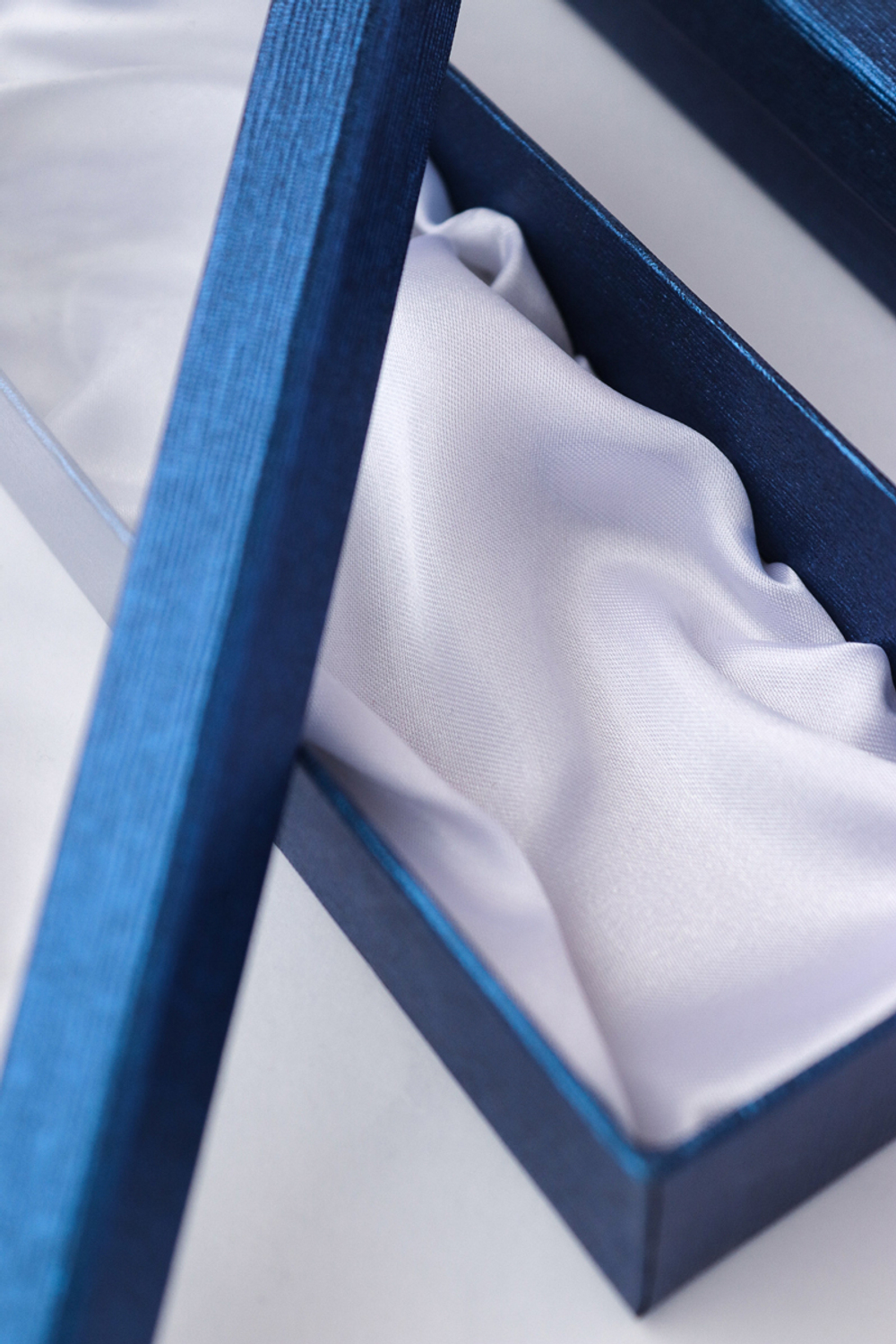 Картонный футляр с окном для подарочного комплекта