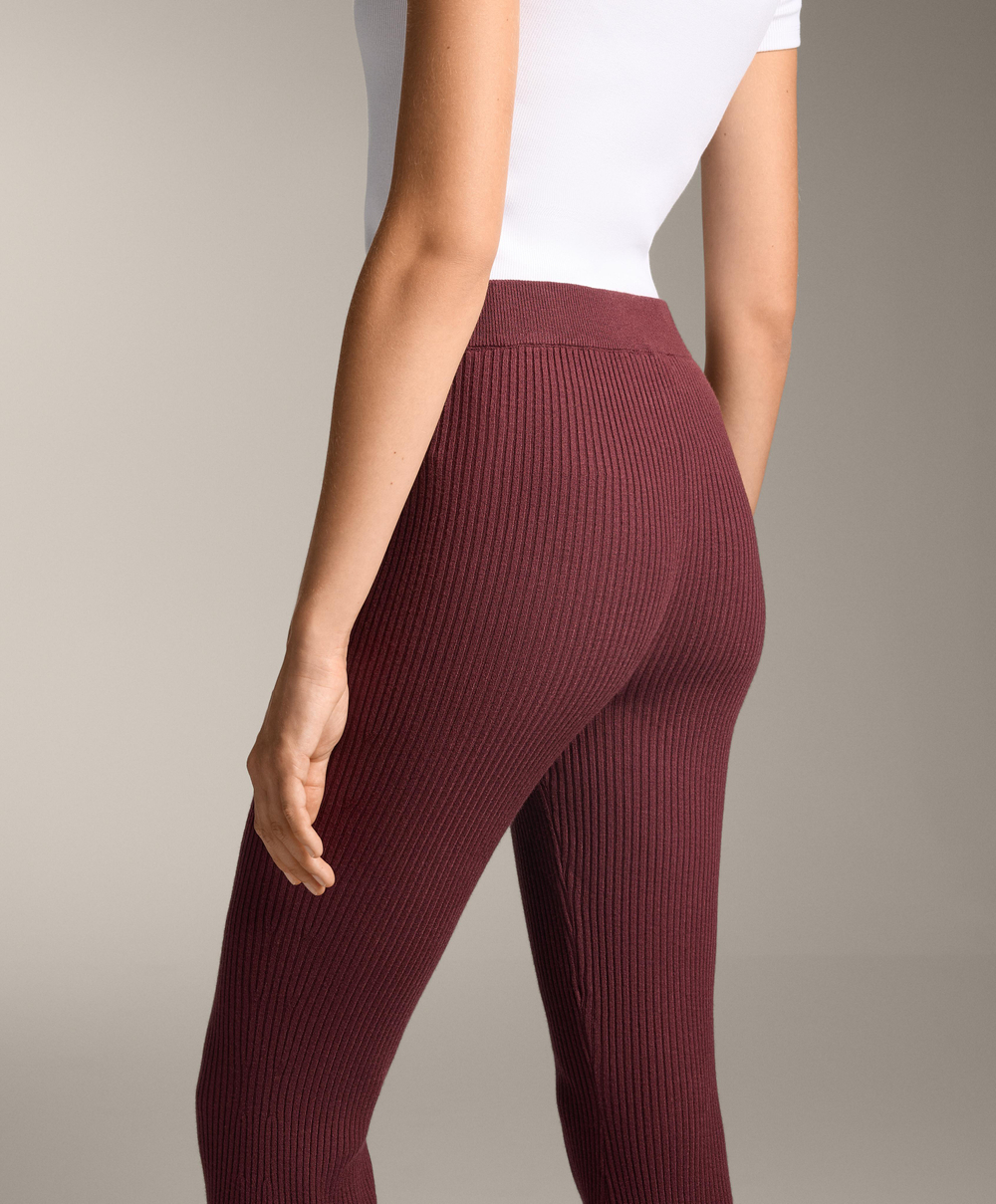 OYSHO Расклешенные трикотажные брюки в рубчик, лиловый меланж