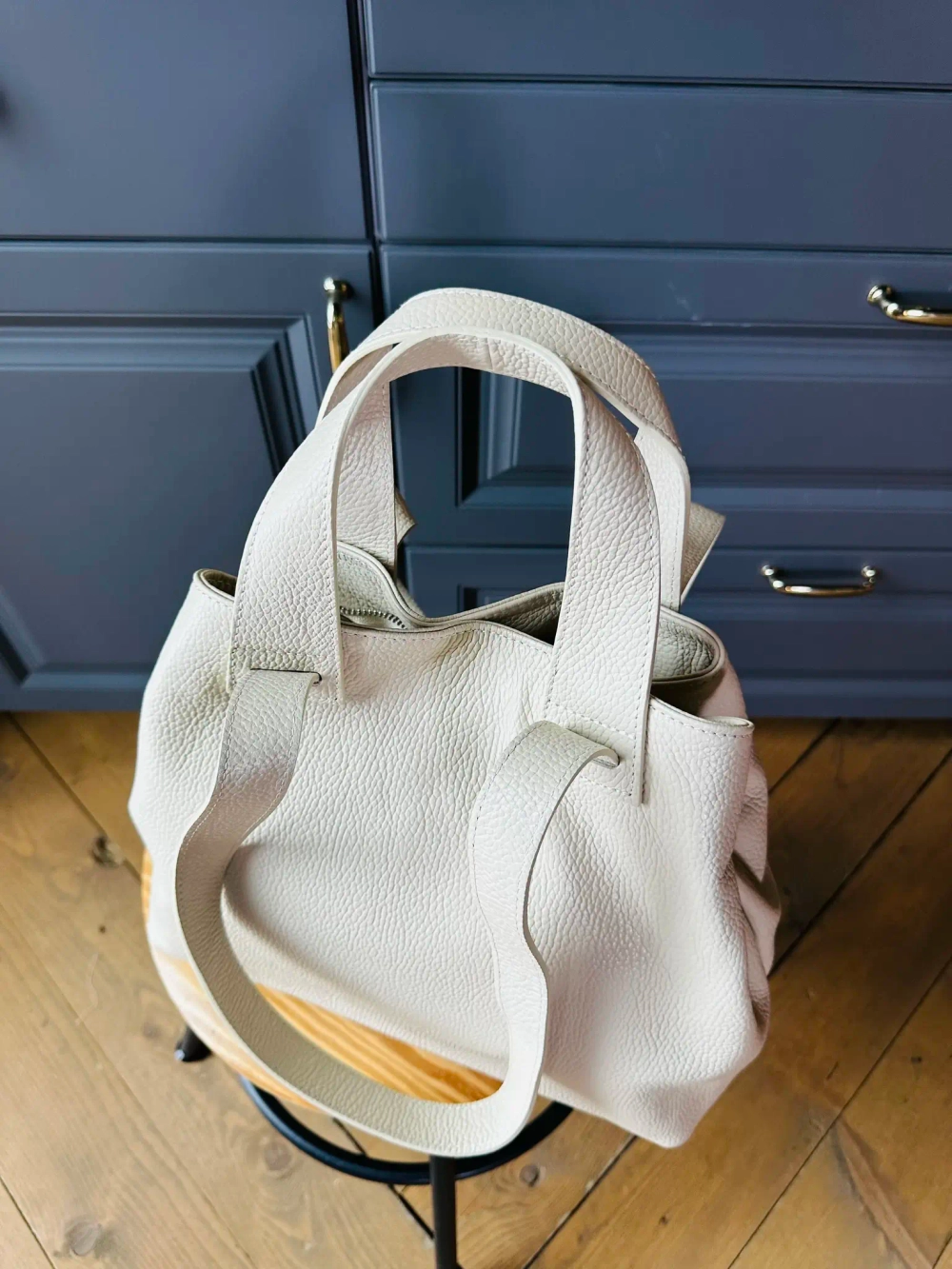 Женская сумка-шоппер из натуральной кожи белого цвета