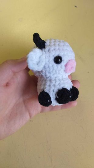 Вязаная игрушка ручной работы "Коровка"