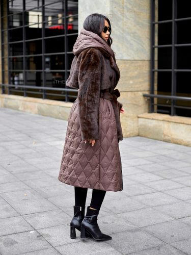 Шоколадный комбинированный пуховик с капюшоном и поясом