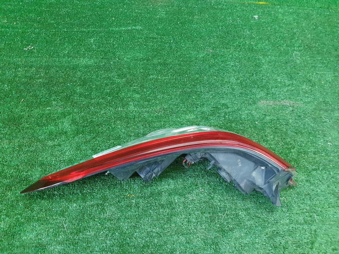 Фонарь правый внеш Toyota Camry xv70 17-нв галоген