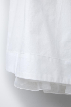 ZARA ПЛАТЬЕ С КОНТРАСТНЫМ ЦВЕТКОМ, БЕЛЫЙ