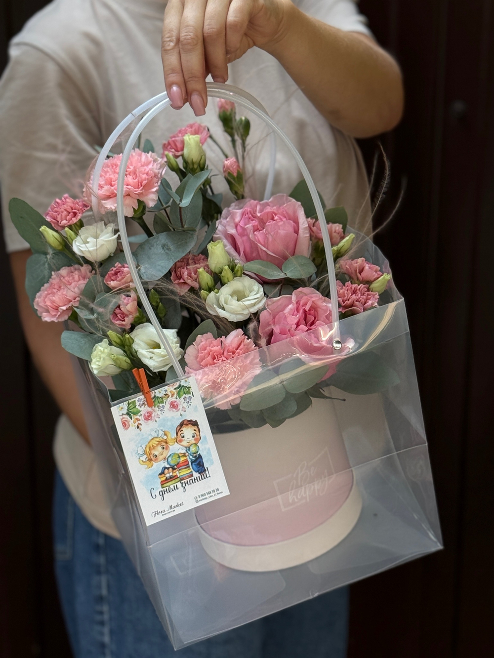 Стильная композиция из сезонных цветов в розовой гамме от Флора Маркет