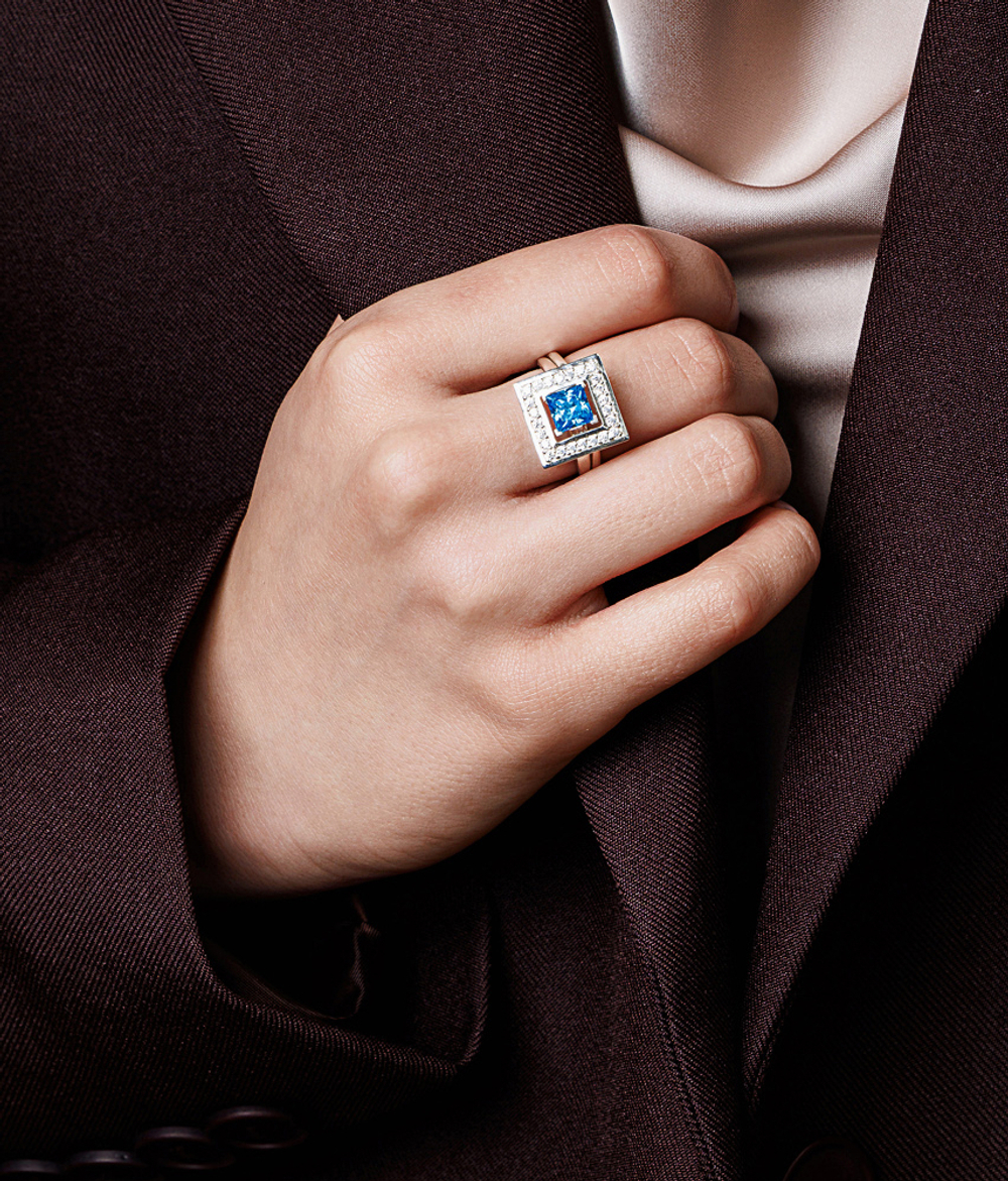 Кольцо из серебра со вставками из розового и бесцветных фианитов