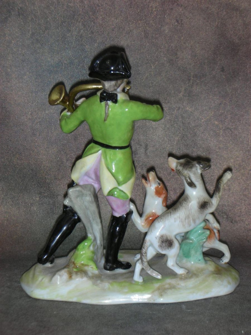 Статуэтка. Фарфор. Охотник с горном и с собаками. Carl Thieme. Германия
