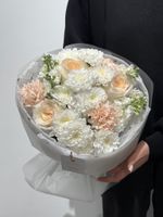 Сборный букет из кустовой пионовидной розы, хризантемы и маттиолы