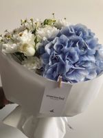 Авторский букет в бело-голубых оттенках