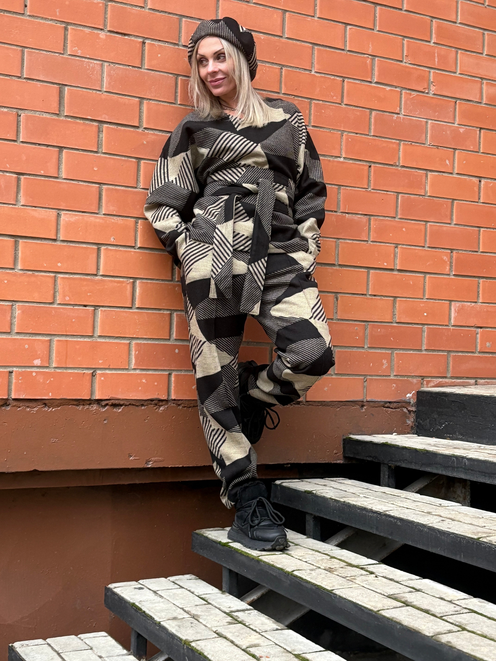 Брюки со стрелкой + Лонг кушак и берет +  /беж